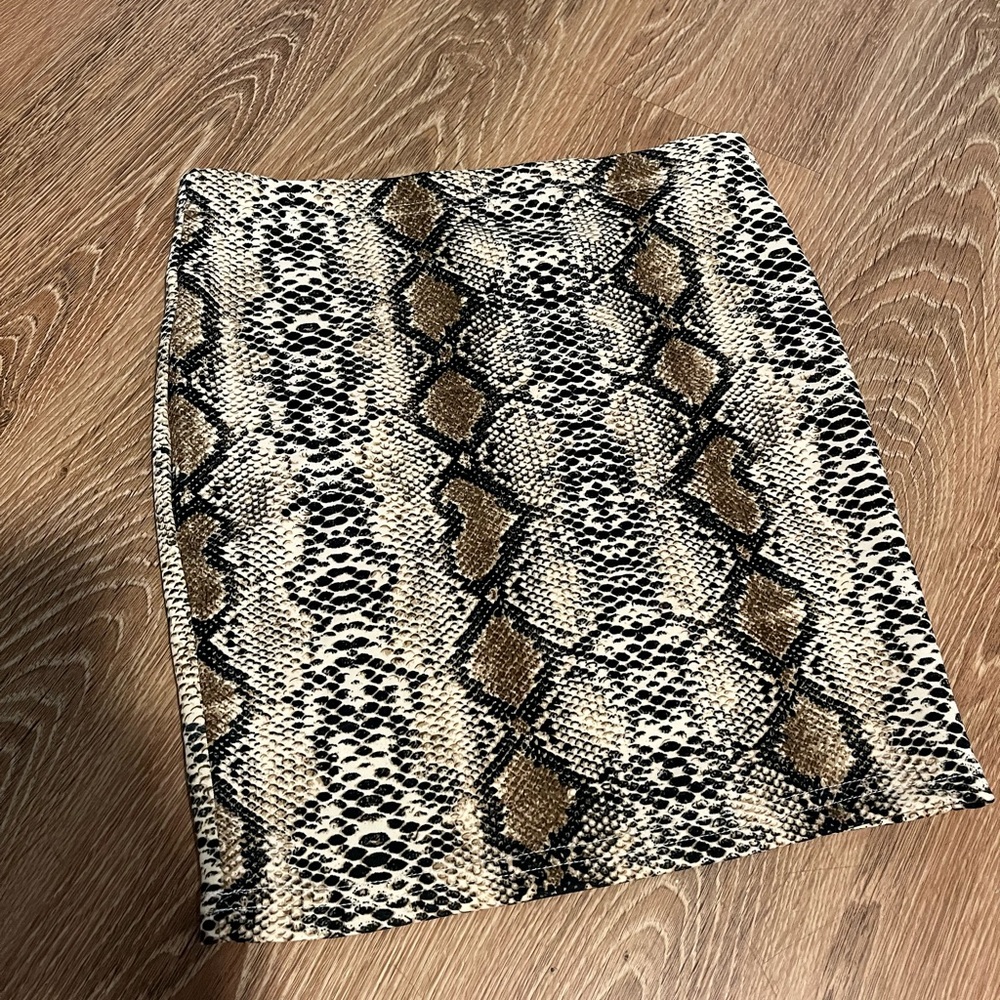 Snake skin printed body con skirt. Size M worn once